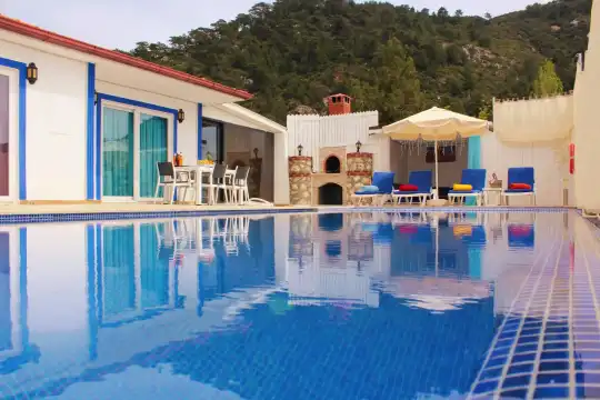 Kalkan'da Gözlerden Uzak, Doğanın İçinde Geniş Ailelere ve Muhafazakar Tatilcilere Özel Lüks Villa