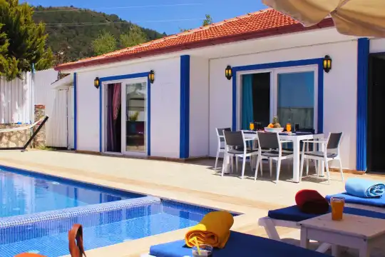 Kalkan'da Gözlerden Uzak, Doğanın İçinde Geniş Ailelere ve Muhafazakar Tatilcilere Özel Lüks Villa