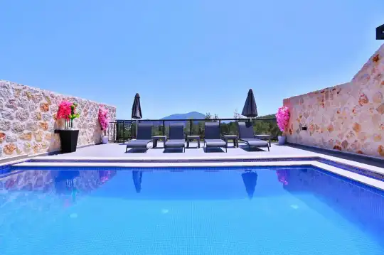 Kalkan’da 3 Suit Odalı Geniş Bahçeli Mangal Alanlı Doğa İçinde Tatil Villası