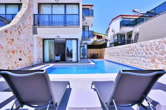 Kalkan’da 3 Suit Odalı Geniş Bahçeli Mangal Alanlı Doğa İçinde Tatil Villası