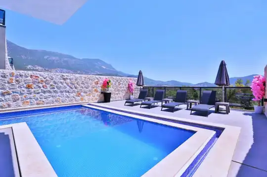 Kalkan’da 3 Suit Odalı Geniş Bahçeli Mangal Alanlı Doğa İçinde Tatil Villası