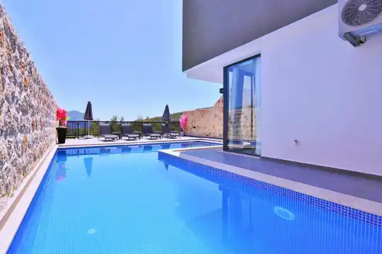 Kalkan’da 3 Suit Odalı Geniş Bahçeli Mangal Alanlı Doğa İçinde Tatil Villası