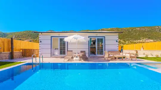 Kalkan'da Doğa Manzaralı Havuz ve Modern Tasarımıyla Eşsiz Tatil Deneyimi
