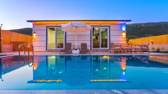 Kalkan'da Doğa Manzaralı Havuz ve Modern Tasarımıyla Eşsiz Tatil Deneyimi