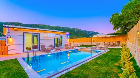 Kalkan'da Doğa Manzaralı Havuz ve Modern Tasarımıyla Eşsiz Tatil Deneyimi