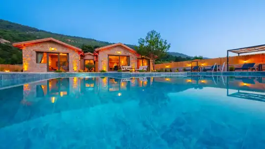 Kalkan’ın Huzurlu Sarıbelen Mevkiinde Doğanın Ortasında Taş ve Ahşap Mimariyle Lüks Tatil