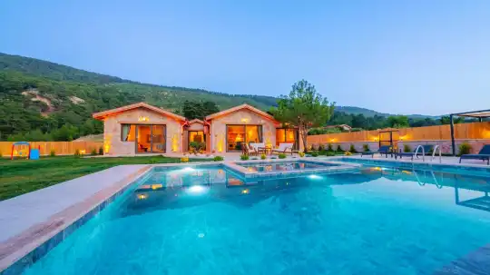 Kalkan’ın Huzurlu Sarıbelen Mevkiinde Doğanın Ortasında Taş ve Ahşap Mimariyle Lüks Tatil