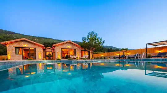 Kalkan’ın Huzurlu Sarıbelen Mevkiinde Doğanın Ortasında Taş ve Ahşap Mimariyle Lüks Tatil