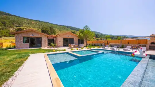 Kalkan’ın Huzurlu Sarıbelen Mevkiinde Doğanın Ortasında Taş ve Ahşap Mimariyle Lüks Tatil