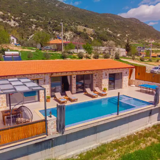 Likya Yolu’nun Eşsiz Güzellikleriyle Çevrili Özel Korunaklı Havuzlu Tatil Villası