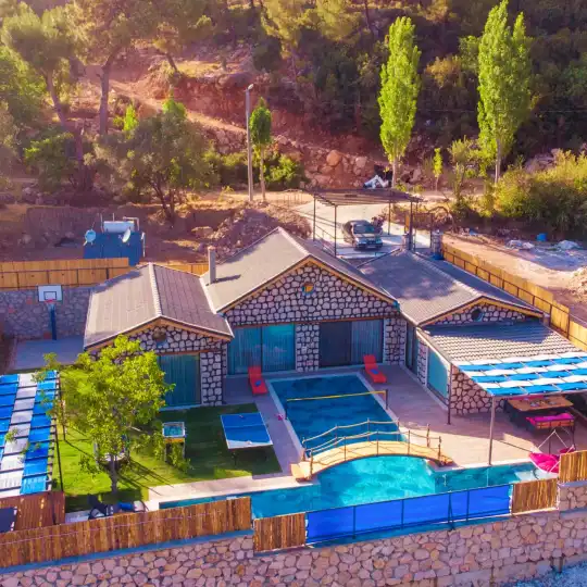 Kalkan’da Taş Mimarisiyle Büyüleyen Lüks Balayı Villası