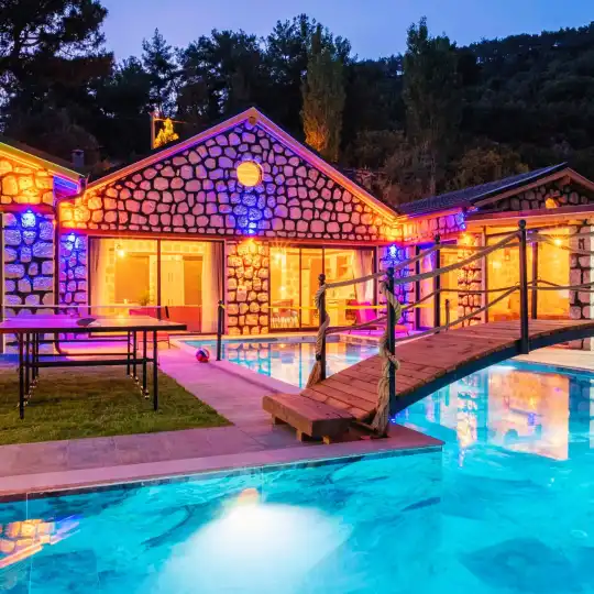 Kalkan’da Taş Mimarisiyle Büyüleyen Lüks Balayı Villası