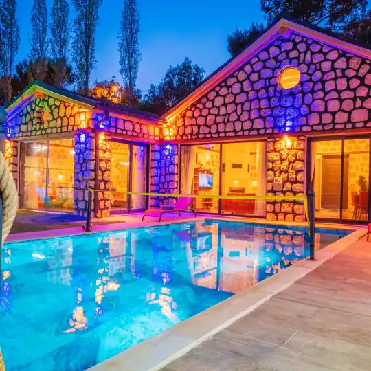 Kalkan’da Taş Mimarisiyle Büyüleyen Lüks Balayı Villası