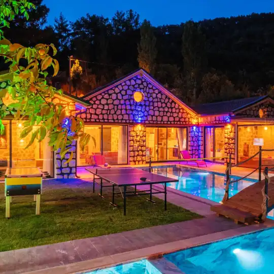 Kalkan’da Taş Mimarisiyle Büyüleyen Lüks Balayı Villası