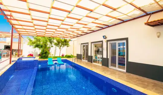 Kalkan Merkeze Yakın Özel Havuzlu ve Jakuzili, Denize Yürüme Mesafesinde Villa