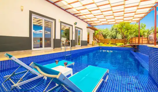 Kalkan Merkeze Yakın Özel Havuzlu ve Jakuzili, Denize Yürüme Mesafesinde Villa