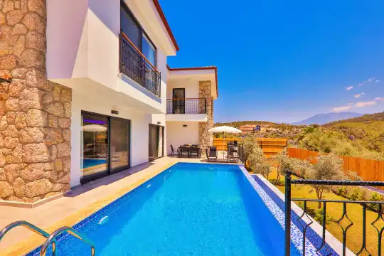 Kalkan Patara’da Doğa İçinde Geniş Bahçeli Korunaklı Havuzlu Şık Villa
