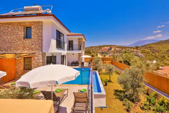 Kalkan Patara’da Doğa İçinde Geniş Bahçeli Korunaklı Havuzlu Şık Villa