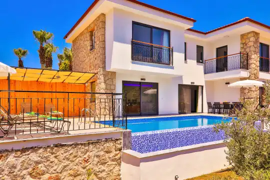 Kalkan Patara’da Doğa İçinde Geniş Bahçeli Korunaklı Havuzlu Şık Villa