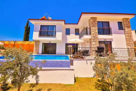 Kalkan Patara’da Doğa İçinde Geniş Bahçeli Korunaklı Havuzlu Şık Villa