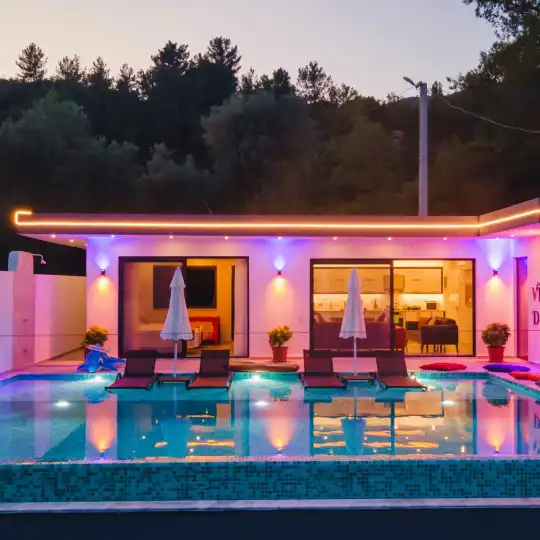 Sonsuzluk Havuzu ve Jakuzi Keyfiyle Kalkan'da Eşsiz Manzaraya Sahip Villa