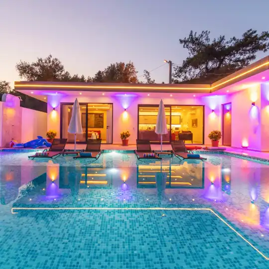 Sonsuzluk Havuzu ve Jakuzi Keyfiyle Kalkan'da Eşsiz Manzaraya Sahip Villa