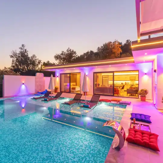 Sonsuzluk Havuzu ve Jakuzi Keyfiyle Kalkan'da Eşsiz Manzaraya Sahip Villa