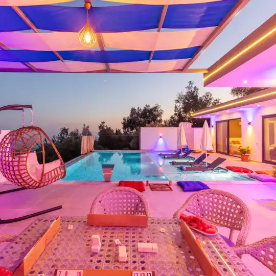 Sonsuzluk Havuzu ve Jakuzi Keyfiyle Kalkan'da Eşsiz Manzaraya Sahip Villa