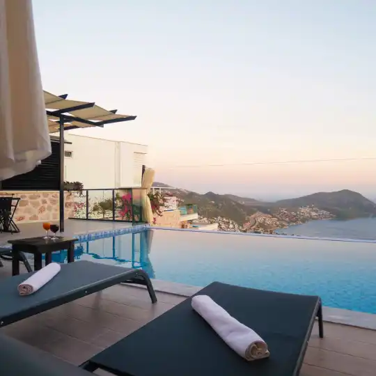 Kalkan’da Aileler ve Çiftler İçin Deniz Manzaralı Özel Havuzlu Muhafazakar Villa