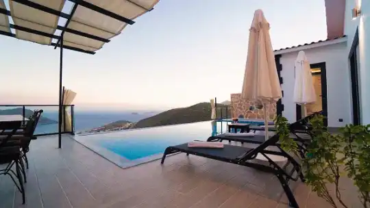 Kalkan’da Aileler ve Çiftler İçin Deniz Manzaralı Özel Havuzlu Muhafazakar Villa