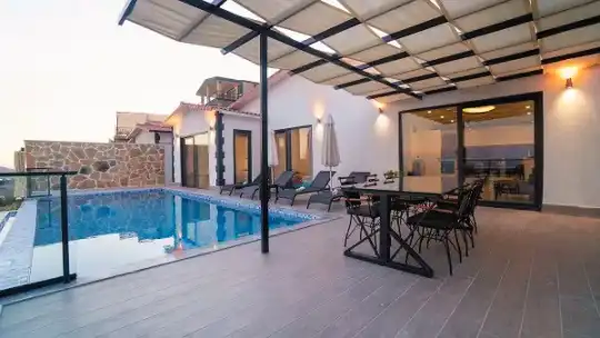 Kalkan’da Aileler ve Çiftler İçin Deniz Manzaralı Özel Havuzlu Muhafazakar Villa