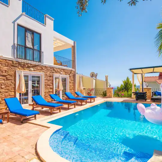Kalkan'da Denize Yakın Panoramik Manzaralı Terasında Günbatımı Keyfiyle Eşsiz Villa