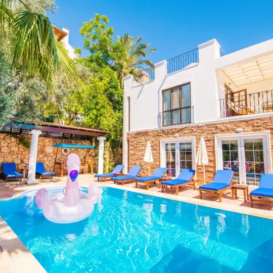 Kalkan'da Denize Yakın Panoramik Manzaralı Terasında Günbatımı Keyfiyle Eşsiz Villa