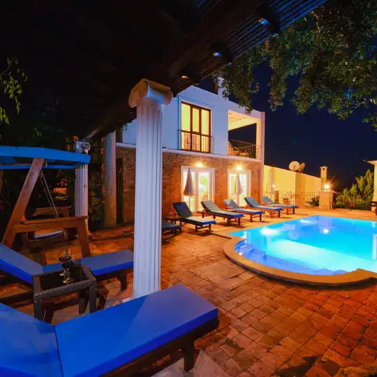 Kalkan'da Denize Yakın Panoramik Manzaralı Terasında Günbatımı Keyfiyle Eşsiz Villa