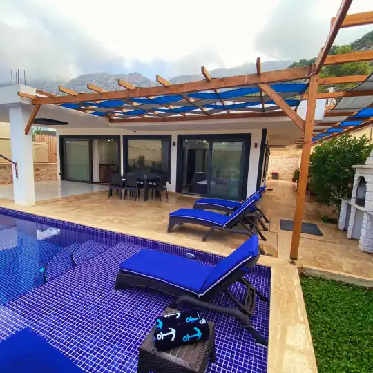 Kalkan’da 5 Kişilik Kapasiteli Balayı Çiftlerine Özel Jakuzi ve Havuz Keyfi Sunan Villa