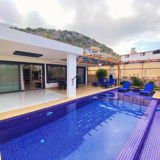 Kalkan’da 5 Kişilik Kapasiteli Balayı Çiftlerine Özel Jakuzi ve Havuz Keyfi Sunan Villa