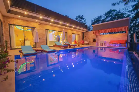 Kalkan Akbel’de Merkeze Yakın, Modern Tasarımıyla Lüks Balayı Villası