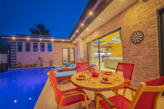 Kalkan Akbel’de Merkeze Yakın, Modern Tasarımıyla Lüks Balayı Villası