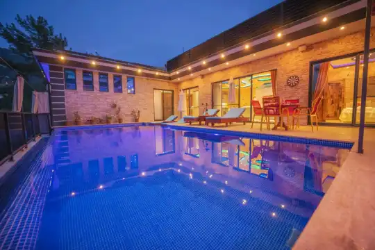 Kalkan Akbel’de Merkeze Yakın, Modern Tasarımıyla Lüks Balayı Villası