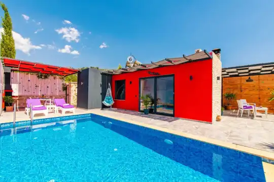 Kalkan Merkezde Panoramik Manzaralı, Özel Havuzlu ve Sessiz Tatil Seçeneği