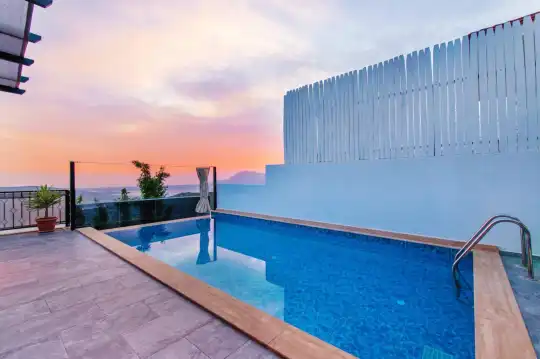 Kalkan Merkezde Panoramik Manzaralı, Özel Havuzlu ve Sessiz Tatil Seçeneği