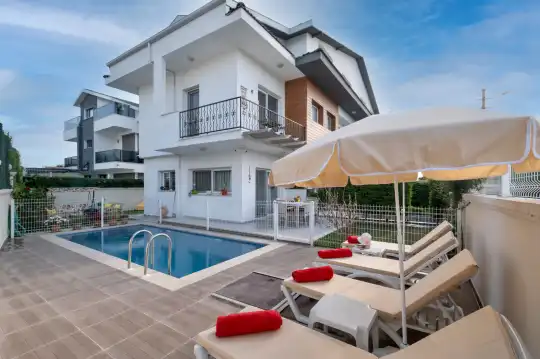 Fethiye’de Doğa Manzaralı, 4 Odalı Geniş Aile Villası