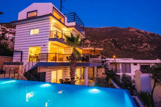 Kalkan'da Sonsuzluk Havuzlu Doğa ve Deniz Manzarasıyla Büyüleyen Villa 
