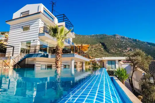 Kalkan'da Sonsuzluk Havuzlu Doğa ve Deniz Manzarasıyla Büyüleyen Villa 