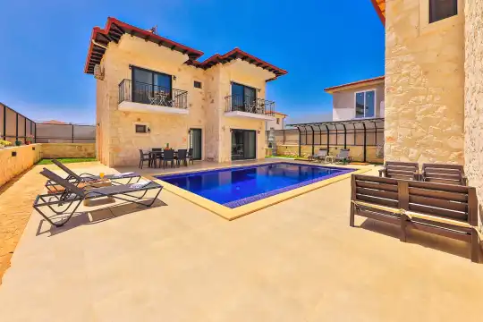 Kaş'ta Eşsiz Doğa Manzarası ve Modern Konfor Sunan Villa