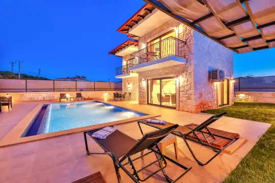Kaş'ta Eşsiz Doğa Manzarası ve Modern Konfor Sunan Villa