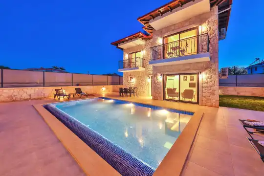 Kaş'ta Eşsiz Doğa Manzarası ve Modern Konfor Sunan Villa