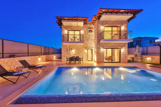 Kaş'ta Eşsiz Doğa Manzarası ve Modern Konfor Sunan Villa