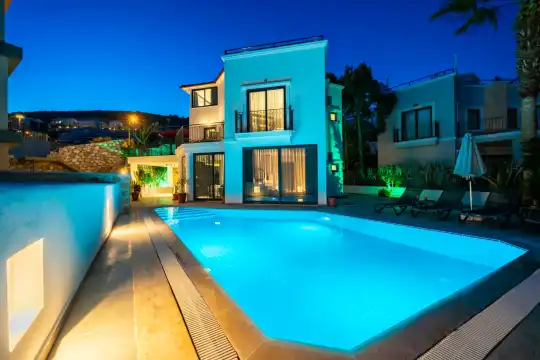 Kalkan'da Plaja Yürüme Mesafesinde, Deniz Manzaralı, 8 Kişilik Kapasiteyle Özel Havuzlu Villa