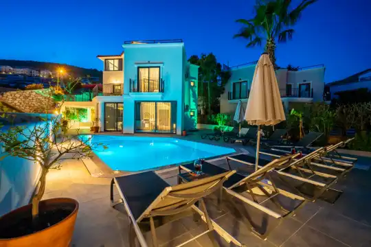 Kalkan'da Plaja Yürüme Mesafesinde, Deniz Manzaralı, 8 Kişilik Kapasiteyle Özel Havuzlu Villa